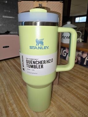 Stanley Quencher H2.0 Tumbler in Light Lime 40 oz